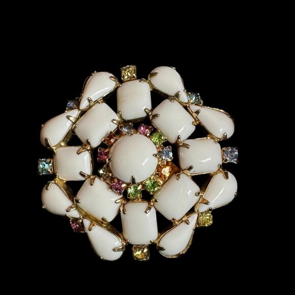 Vintage milk glass Cameo Broach with Rhinestones - Picture 10 of 10